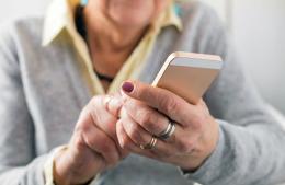 Mediante estafa telefónica, le llevan alhajas y dinero a una mujer