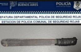 Lo amenazó con un machete frente a la policía